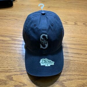 Seattle Mariners fitted ball cap in size L.
